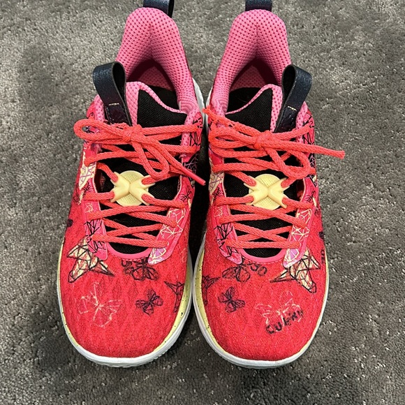 Butterfly Steph Curry shoes. - Picture 2 of 8